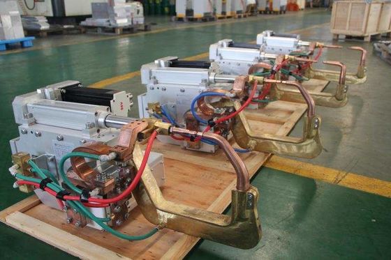 अच्छी कीमत कॉम्पैक्ट इलेक्ट्रिक 280V 160KVA सर्वो गन स्पॉट वेल्डिंग स्वचालित ऑनलाइन