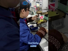 टेबल स्पॉट वेल्डिंग मशीन से इलेक्ट्रॉनिक घटक का वेल्डिंग