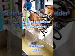 सीम वेल्डर के साथ एक स्टेनल्स टोकरी वेल्डिंग